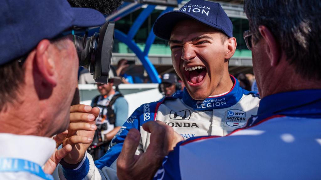 Alex Palou, radiante por su pole.
