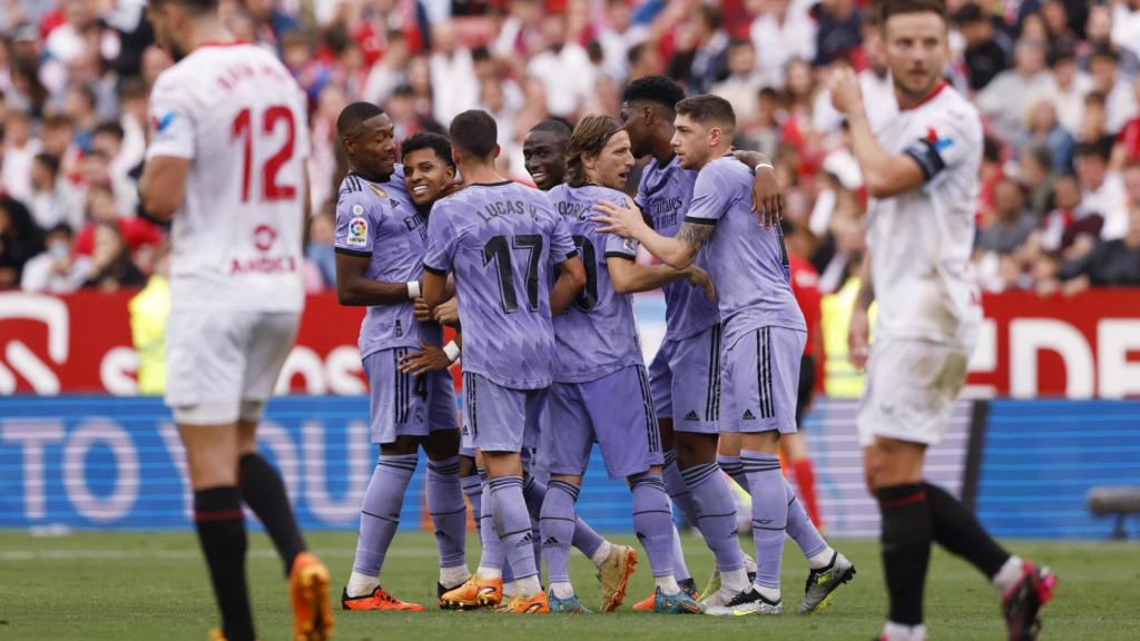 Los jugadores del Real Madrid celebran el gol de Rodrygo.