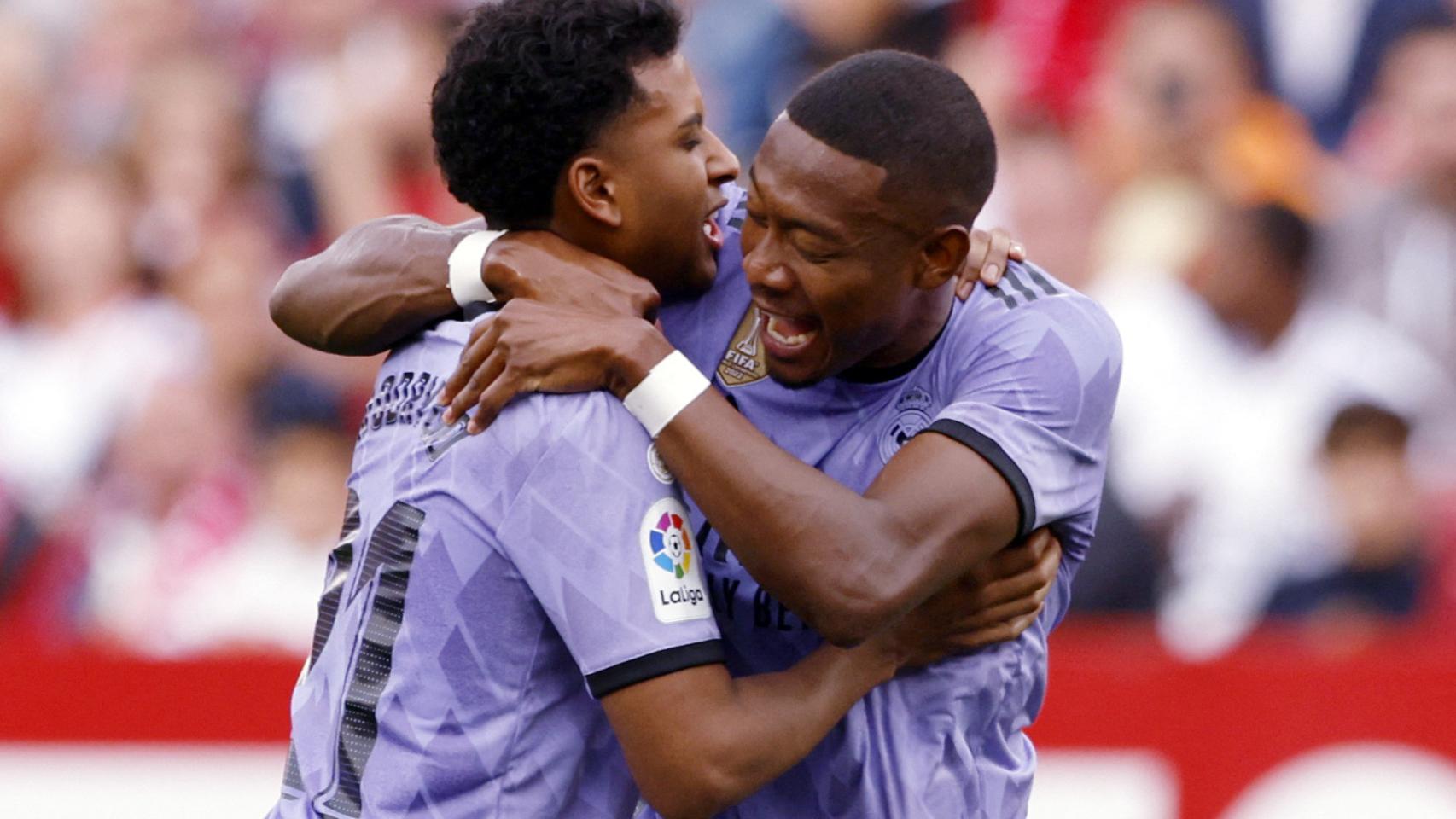 Alaba celebra el gol de Rodrygo frente al Sevilla.