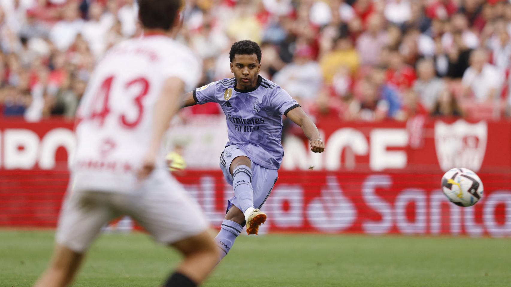 Rodrygo realiza el disparo de falta que terminó en gol.