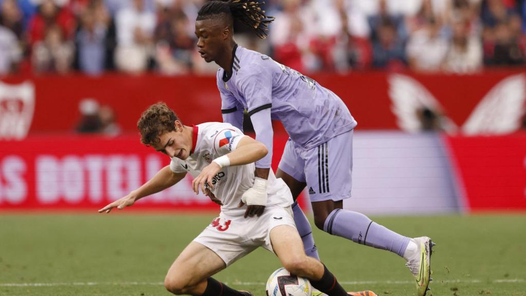 Camavinga realiza una falta sobre un jugador rival.