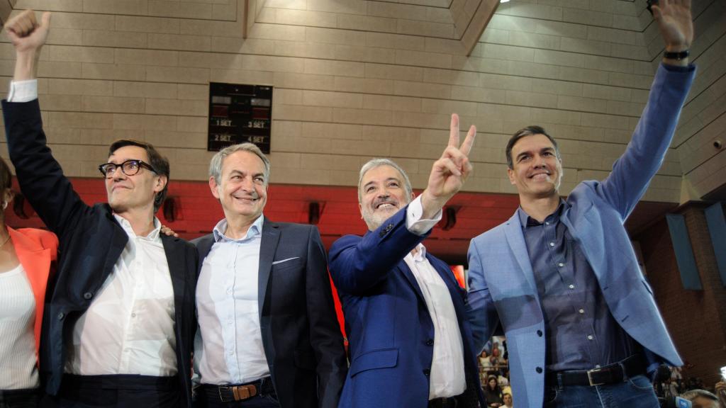 Salvador Illa, José Luis Rodríguez Zapatero, Jaume Collboni y Pedro Sánchez, en el cierre de campaña del PSOE en Barcelona.