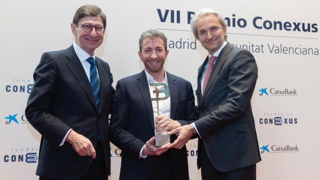 Pablo Motos, en el centro, junto al presidente de CaixaBank, José Ignacio Goirigolzarri (izquierda) y Manuel Broseta, presidente de Conexus, este viernes en el Casino de Madrid.