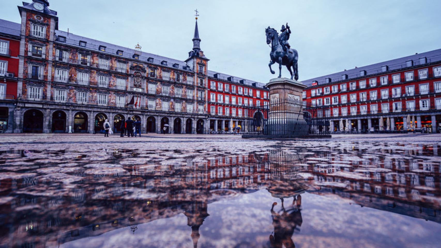 Plaza Mayor de Madrid tras la tormenta, reflejada en el suelo.