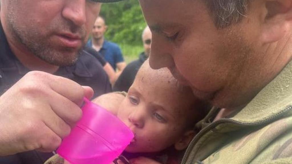Hallan cuatro días después a una niña ucraniana de dos años perdida en el bosque.