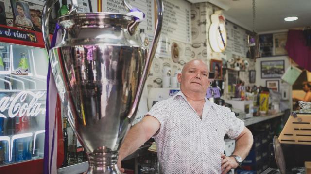 Toñín El Torero, en su bar de Entrevías, un santuario para los aficionados del Real Madrid.