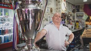 Toñín El Torero, en su bar de Entrevías, un santuario para los aficionados del Real Madrid.