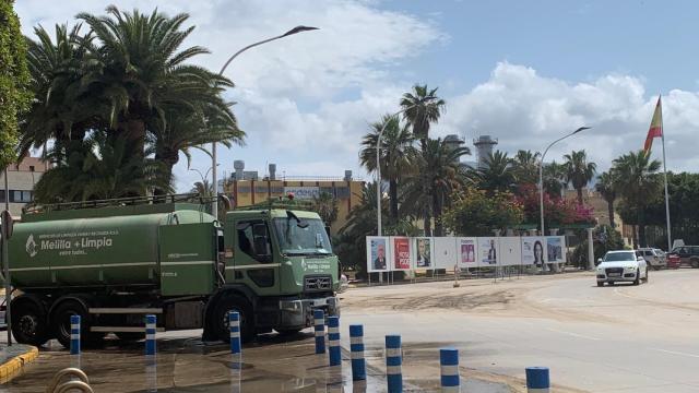 Un camión de la limpieza junto a Plaza de España, con los carteles electorales de los candidatos al fondo.