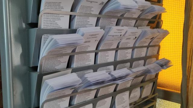 Cabina con papeletas en un colegio electoral de Valladolid