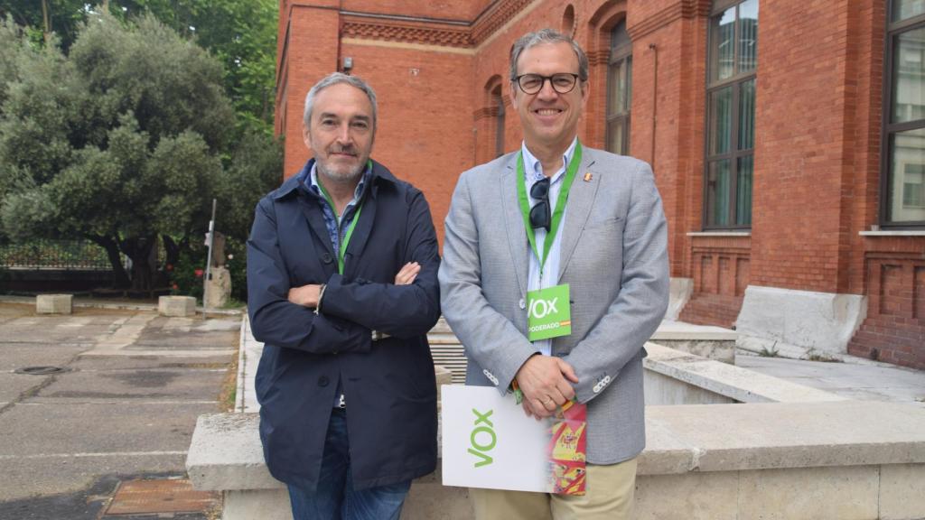 El secretario general de Industria, Alberto Díaz, y el consejero, Mariano Veganzones, como apoderados en el IES Zorrilla en la mañana de este domingo.