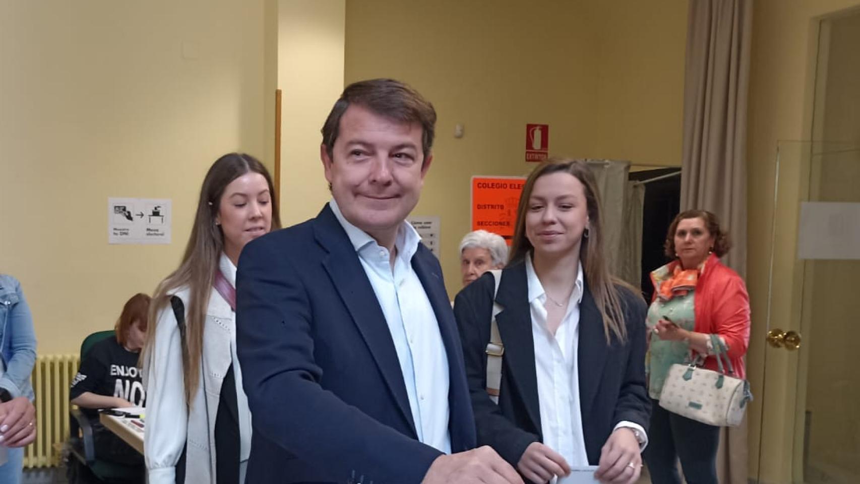 Alfonso Fernández Mañueco votando en Salamanca