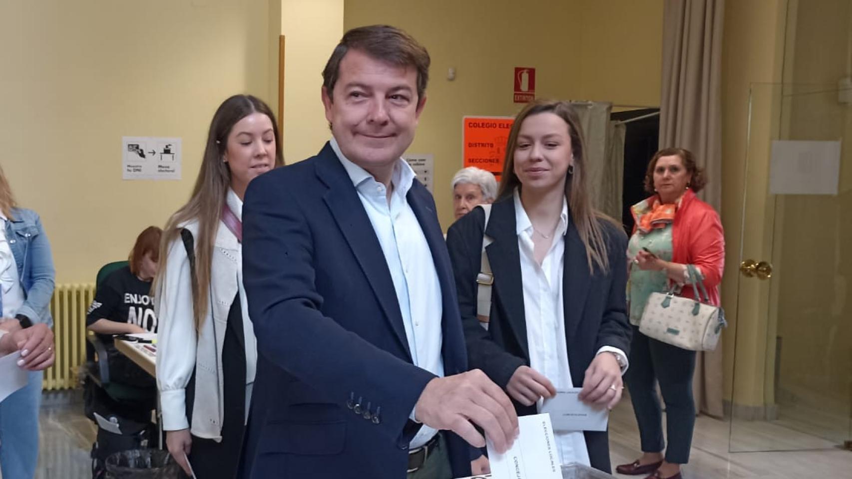 Alfonso Fernández Mañueco votando en Salamanca