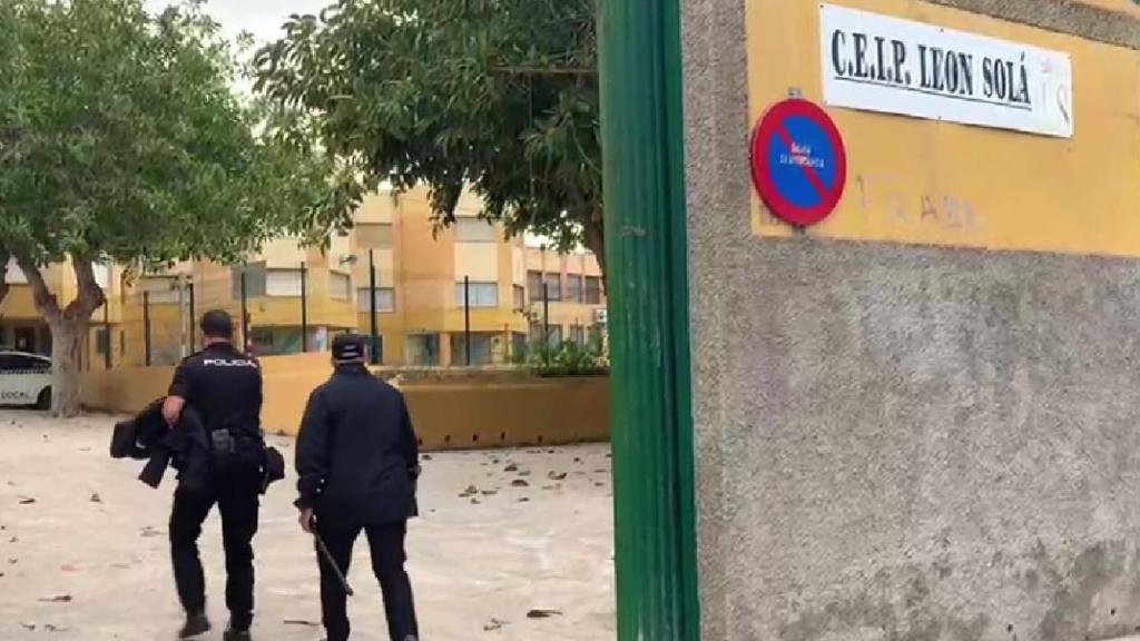 Dos agentes de Policía Nacional entran en el CEIP León Solá, donde ha tenido lugar la emisión deun voto irregular.