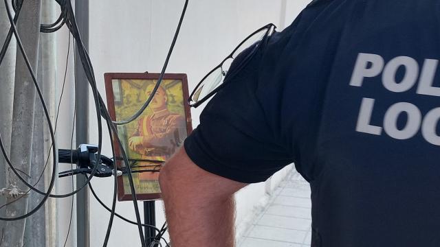 Un agente de la Policía Local de Adra junto al patinete con una foto de Franco.