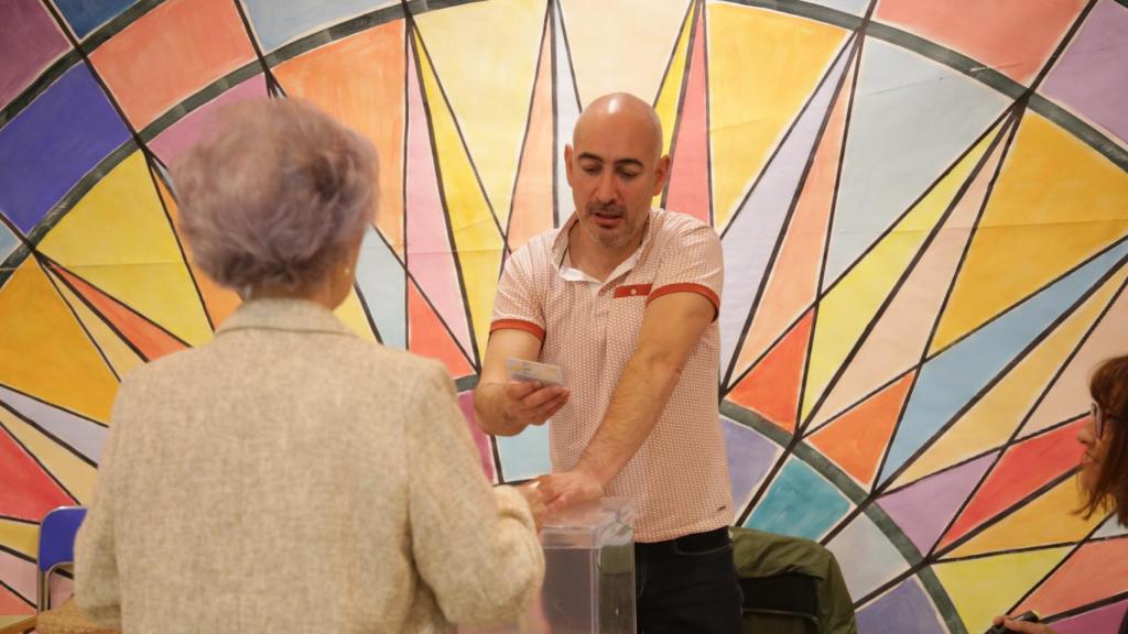 Votaciones en un colegio electoral de Zamora