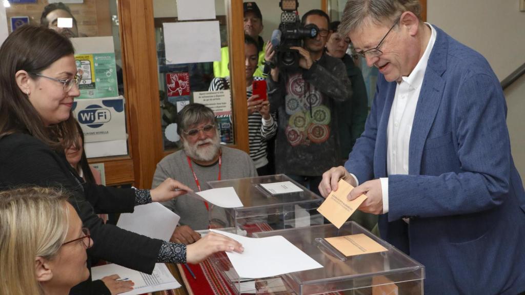 El candidato socialista Ximo Puig, votando este domingo.
