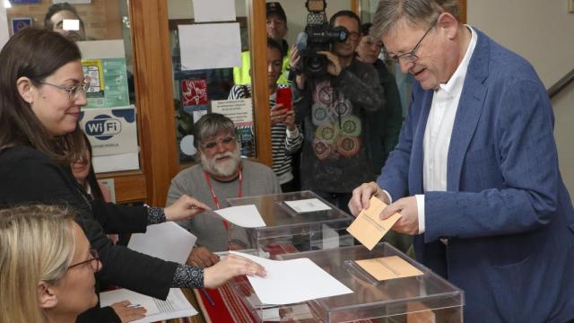 El candidato socialista Ximo Puig, votando este domingo.