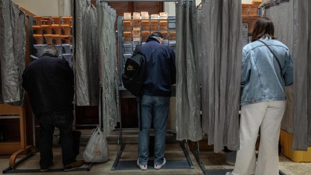 Personas eligiendo la papeleta con su voto, este 28M en la Comunidad Valenciana.