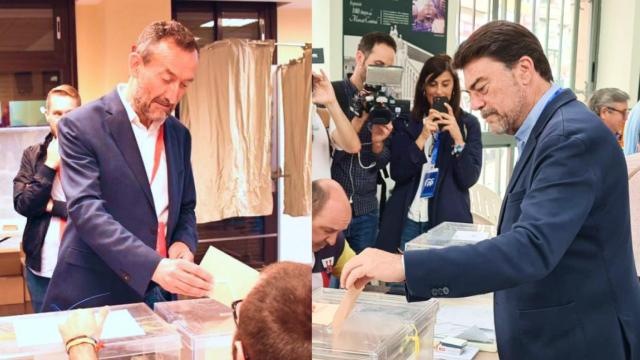 Carlos González y Luis Barcala, votando este domingo.