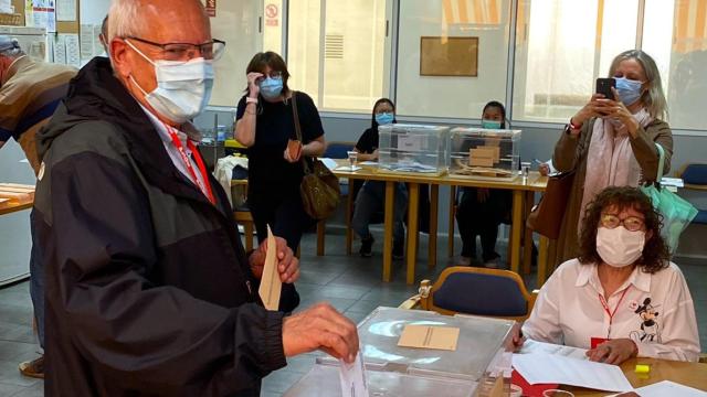 El alcalde Vicente Grimalt en la votación de este domingo.