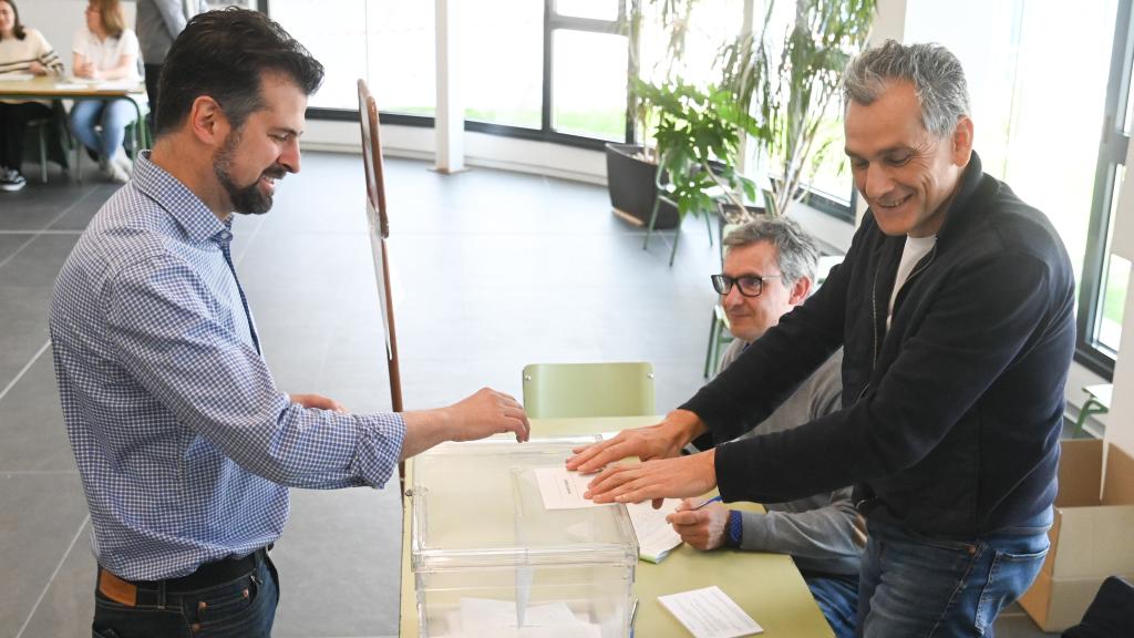 El secretario general del PSCyL, Luis Tudanca, ejerce su derecho al voto en Burgos, en la mañana de este domingo.