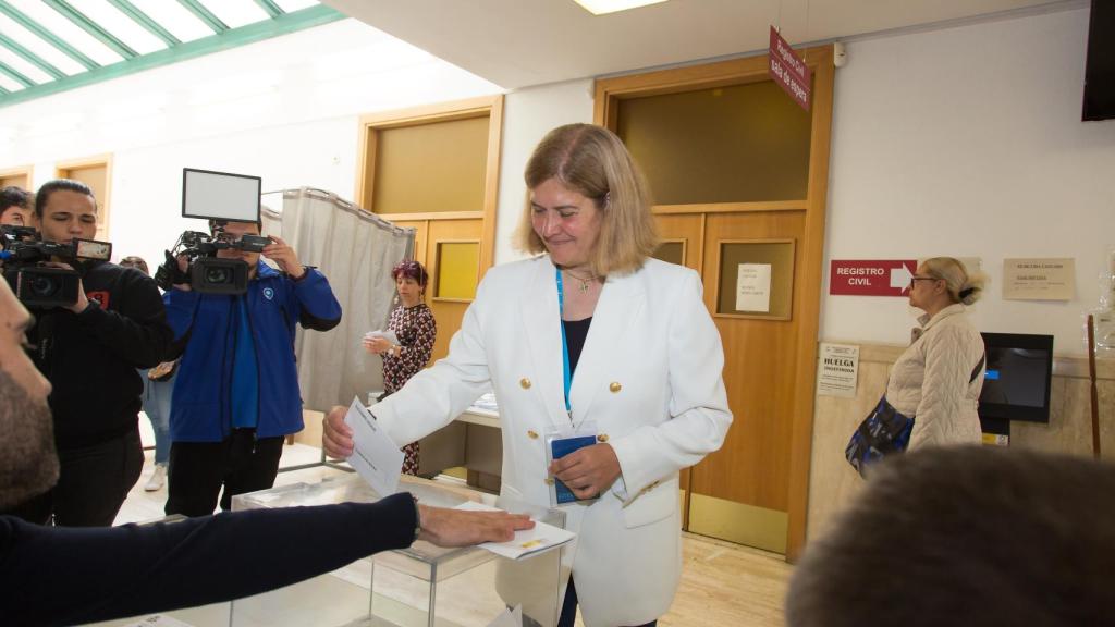 Margarita Torre (PP) ejerciendo su derecho a voto.