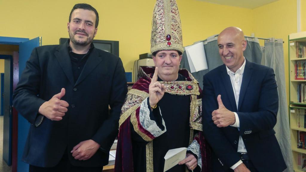 El hostelero Juan López, vota disfrazado de obispo en el Colegio Público La Palomera de León acompañado por el candidato a la reelección, José Antonio Diez