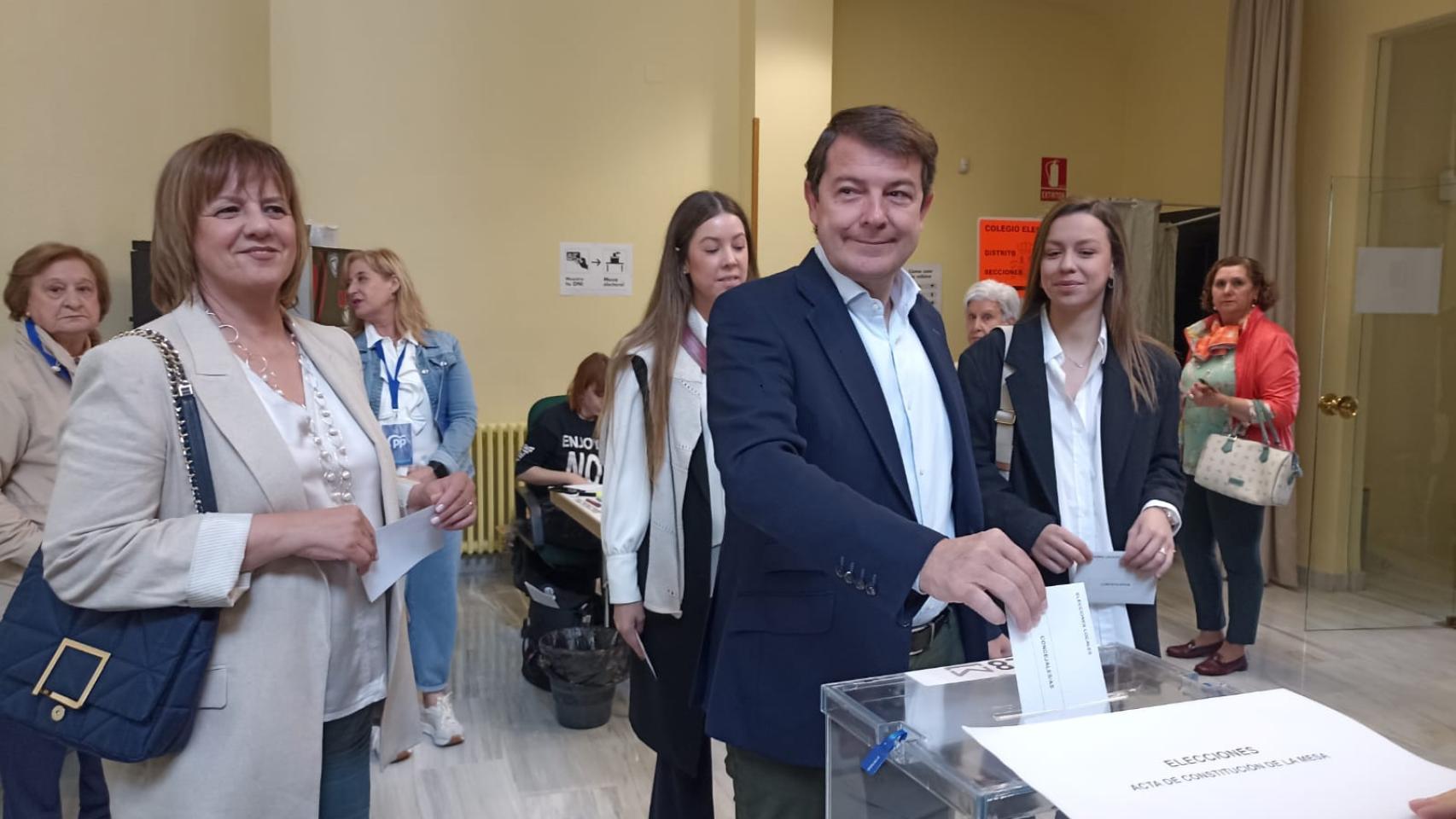Mañueco ejerce su derecho a voto en Salamanca acompañado de su mujer e hijas