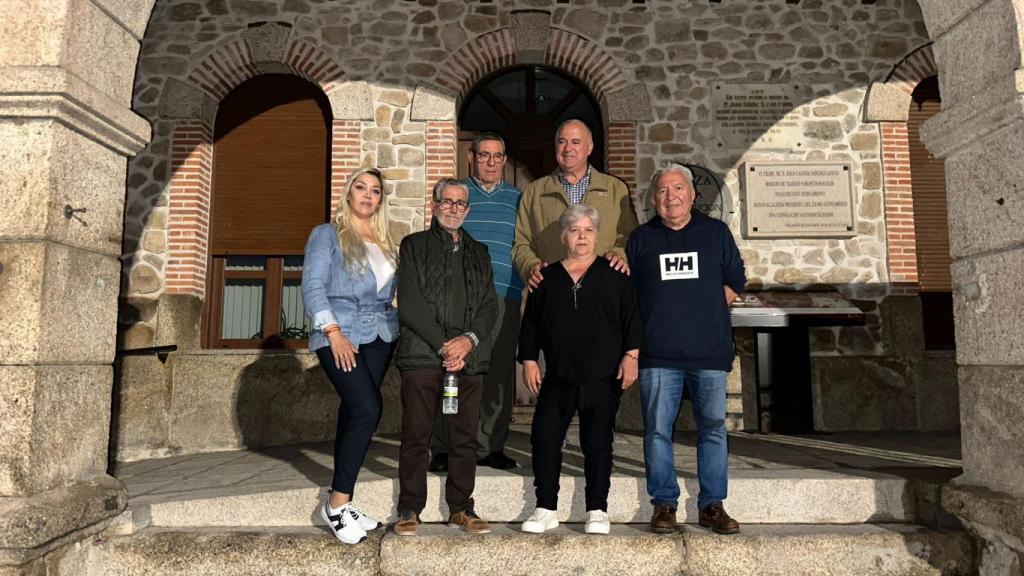Candidatura del PP en Villarino de los Aires, con el alcalde, Julián Martín en el centro de la segunda fila