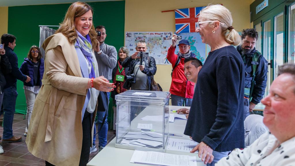 La alcaldesa de Segovia y candidata a la reelección por el PSOE, Clara Martín, ejerciendo su derecho a voto