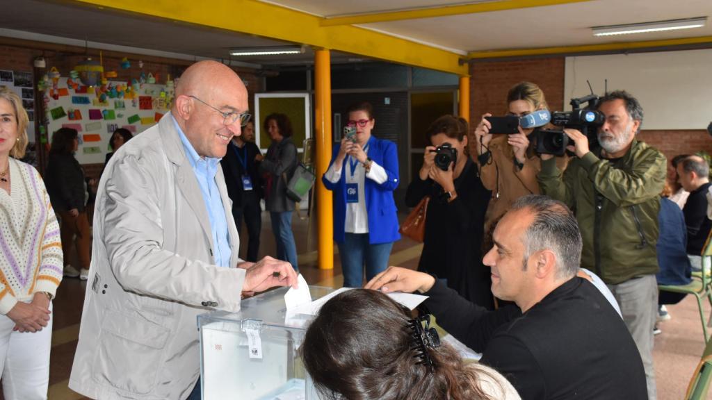El candidato del PP, Jesús Julio Carnero, en el momento de ejercer su derecho al voto en el IES Núñez de Arce