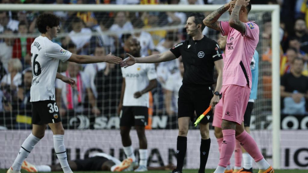 Joselu, abatido por el descenso a Segunda División.