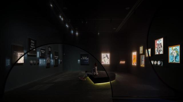 Vista del insólito montaje de títulos y obras de Picasso en La Casa Encendida