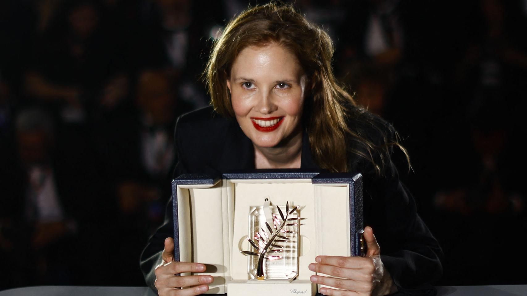 Justine Triet, con su Palma de Oro. Foto: Sarah Meyssonnier (Reuters)