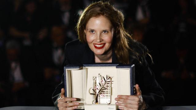 Justine Triet, con su Palma de Oro. Foto: Sarah Meyssonnier (Reuters)