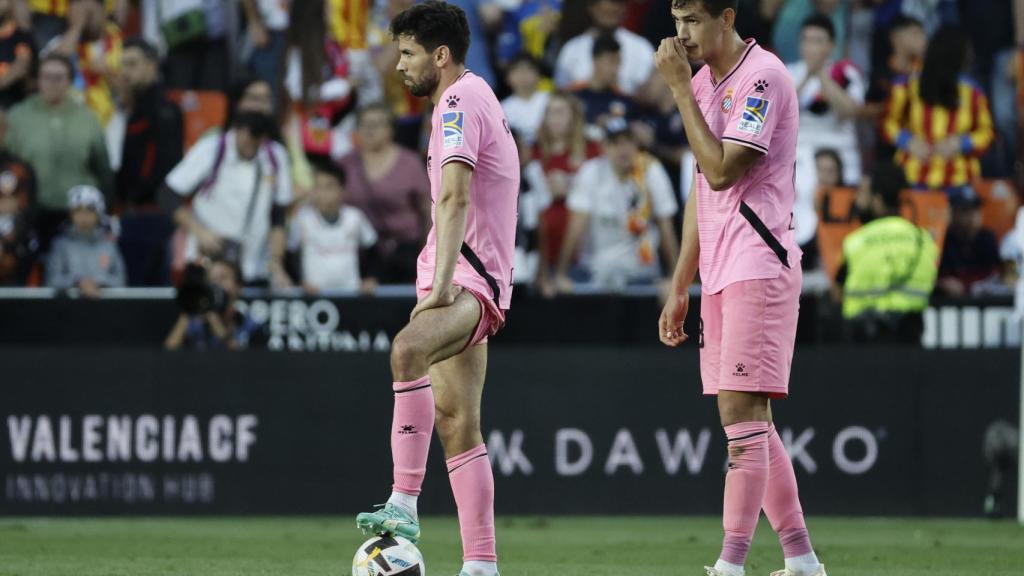 Los jugadores del Espanyol, abatidos por el descenso a Segunda División.