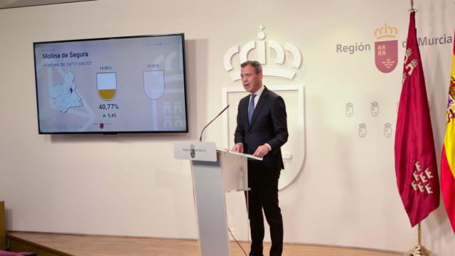 El consejero de Presidencia, Marcos Ortuño, este domingo, ofreciendo los primeros datos de participación en las elecciones municipales y autonómicas de la Región de Murcia.