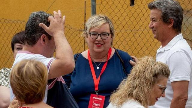 La candidata del PSOE a la alcaldía de Albudeite, Isabel Peñalver (c), este domingo, después de votar.