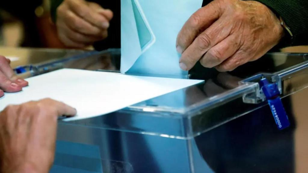 Un ciudadano depositando su voto.