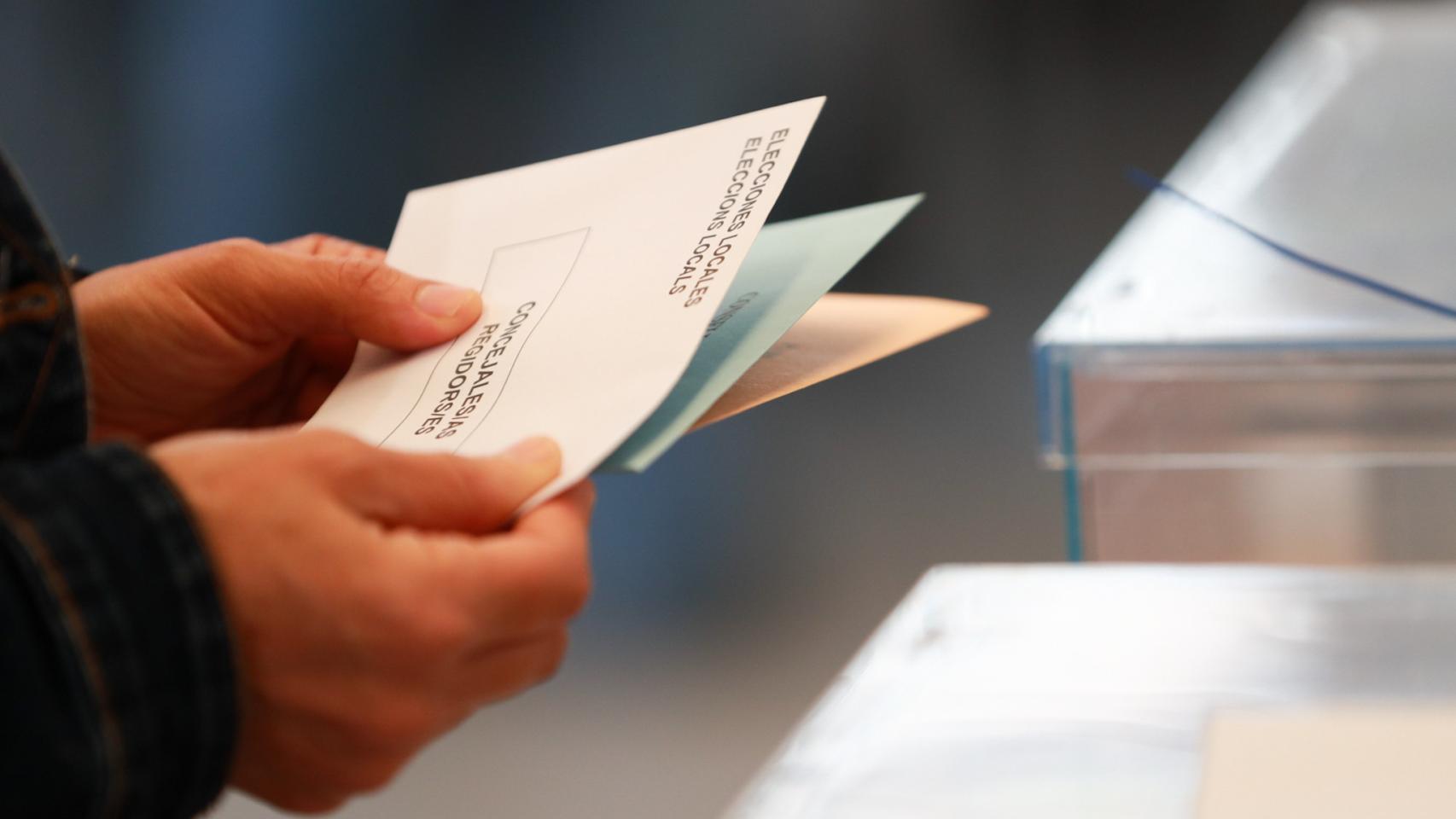 Una persona se dispone a ejercer su derecho al voto