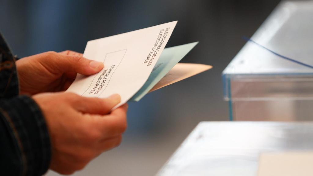 Una persona se dispone a ejercer su derecho al voto