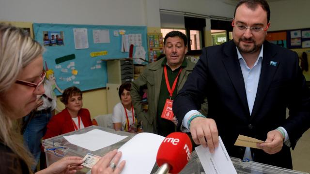 El presidente del Principado, Adrián Barbón, ejerciendo este domingo su derecho a voto