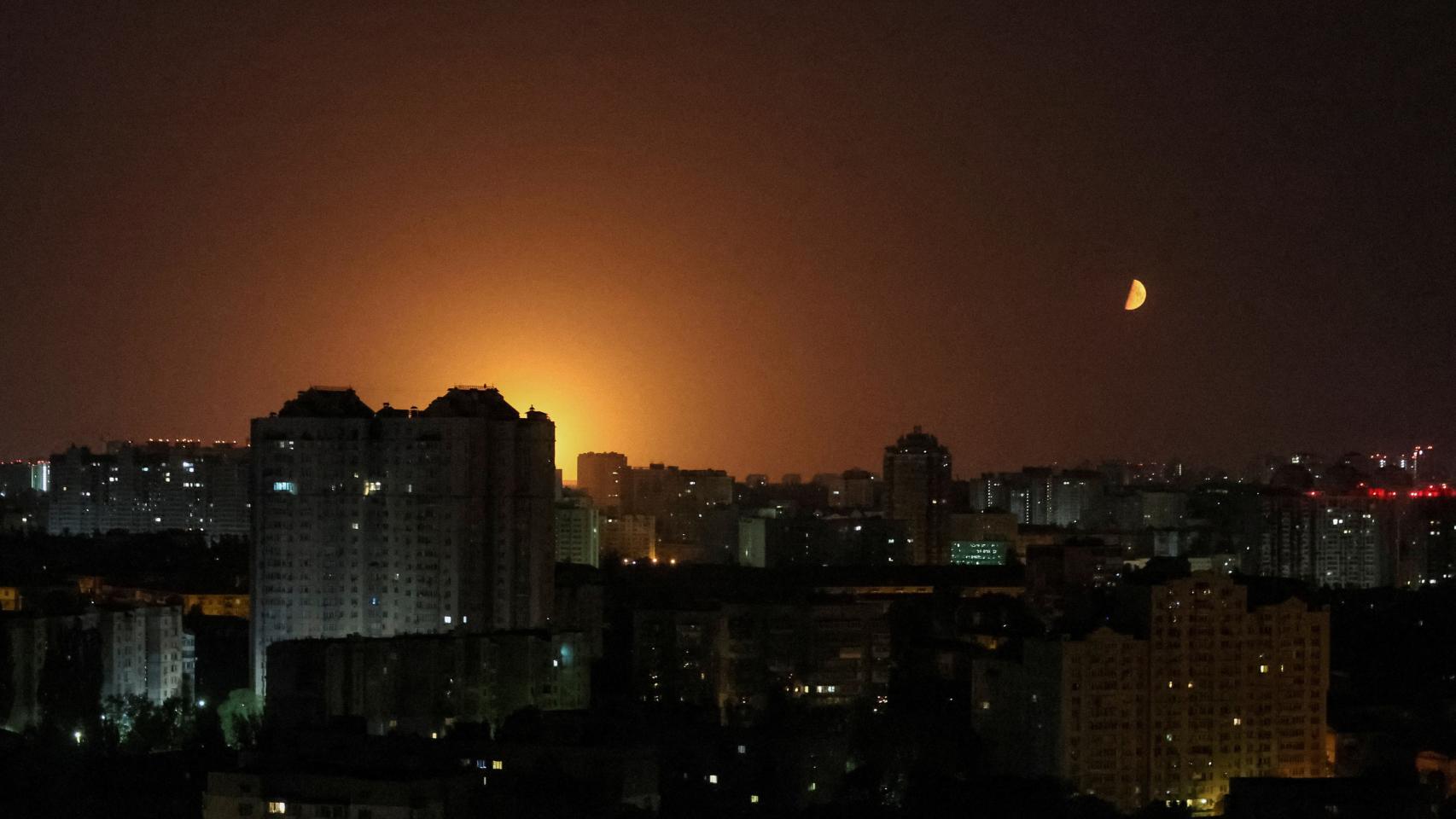Un dron ruso explota en el cielo de Kiev durante el ataque de esta noche