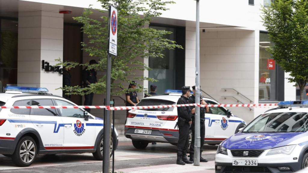 La Ertzaintza vigila el apartahotel de Vitoria donde encontraron muerta a una joven