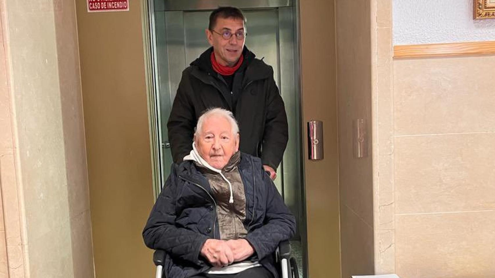 Juan Carlos Monedero y su padre Salvador, de 91 años, este 28-M.