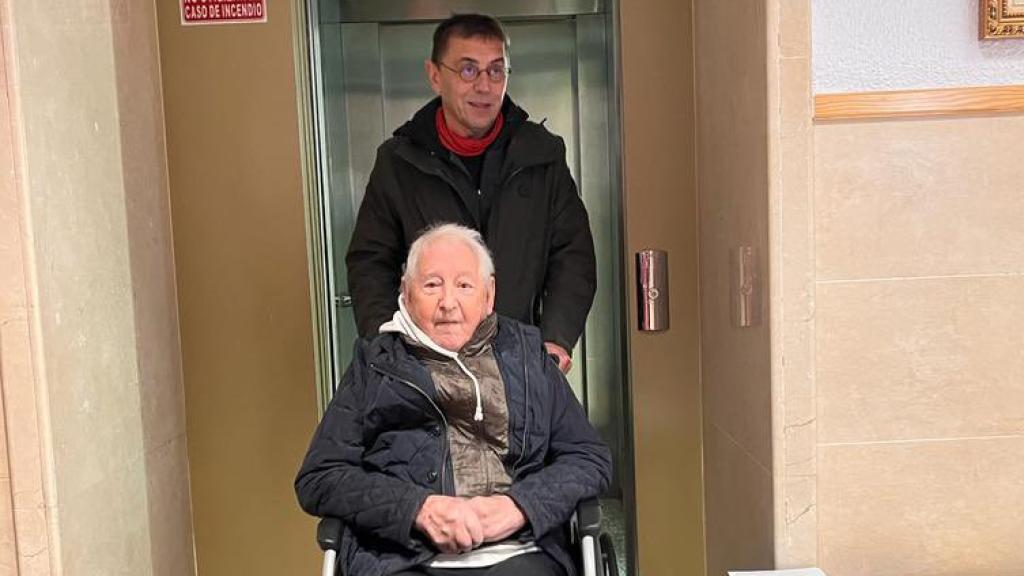 Juan Carlos Monedero y su padre Salvador, de 91 años,  este 28-M.
