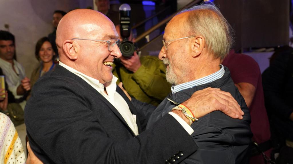 Jesús Julio Carnero, candidato del PP, gana las elecciones a la Alcaldía de Valladolid. En la imagen, es felicitado por el último alcalde popular Javier León de la Riva