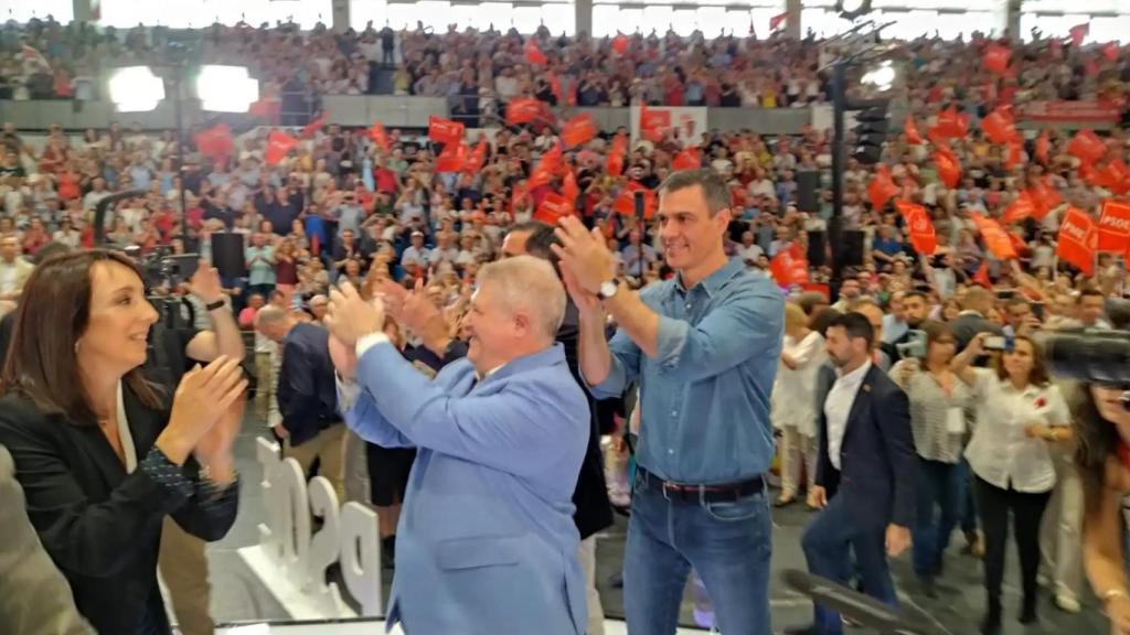 Pedro Sánchez, durante la precampaña electoral, junto al candidato del PSOE en la Región de Murcia, Pepe Vélez, en un mitin en el Pabellón Príncipe de Asturias de la capital.