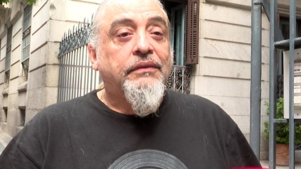El productor musical Miguel Ángel Arenas, Capi, atendiendo a las cámaras.