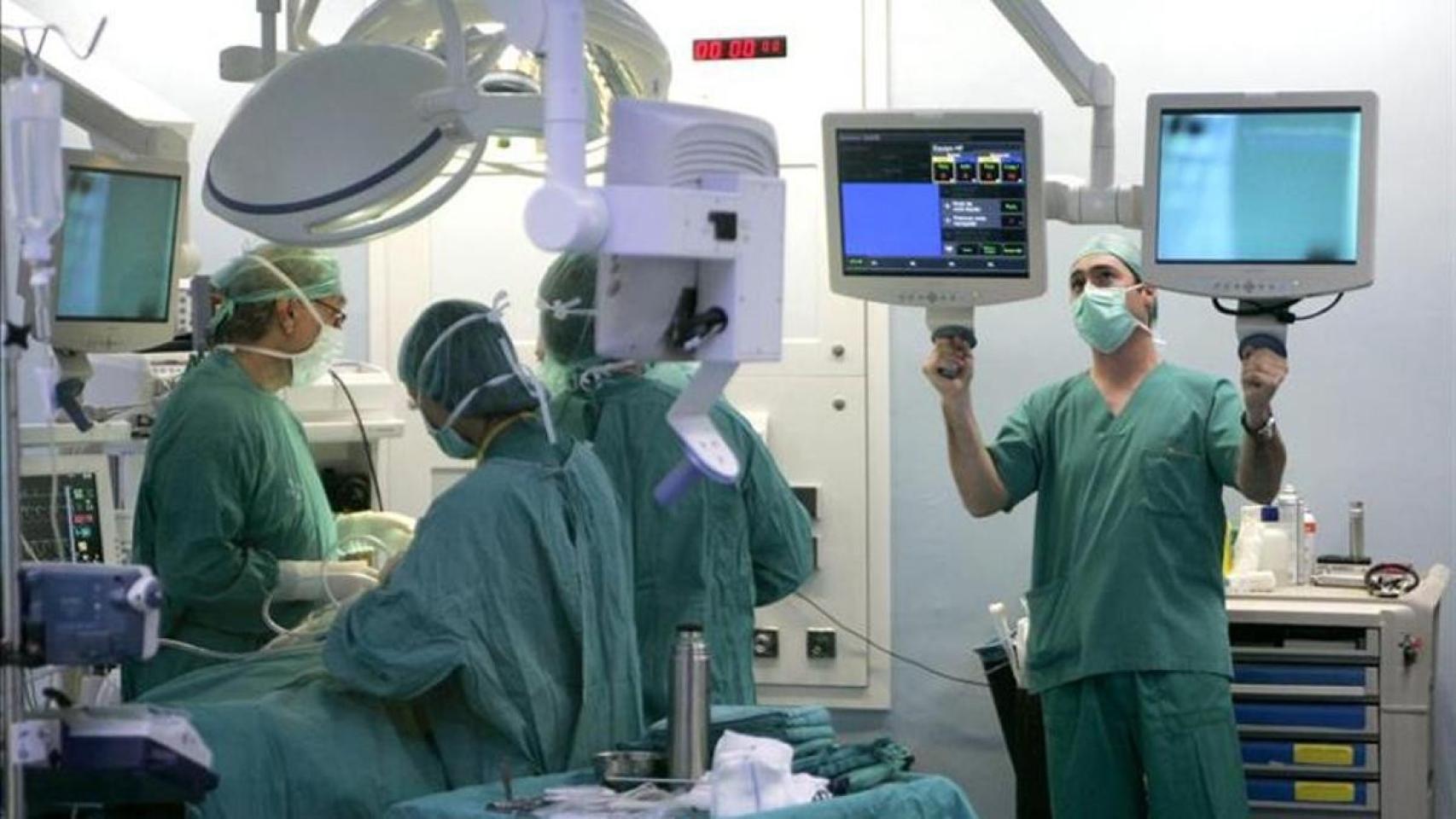Personal sanitario en un quirófano, en imagen de archivo.